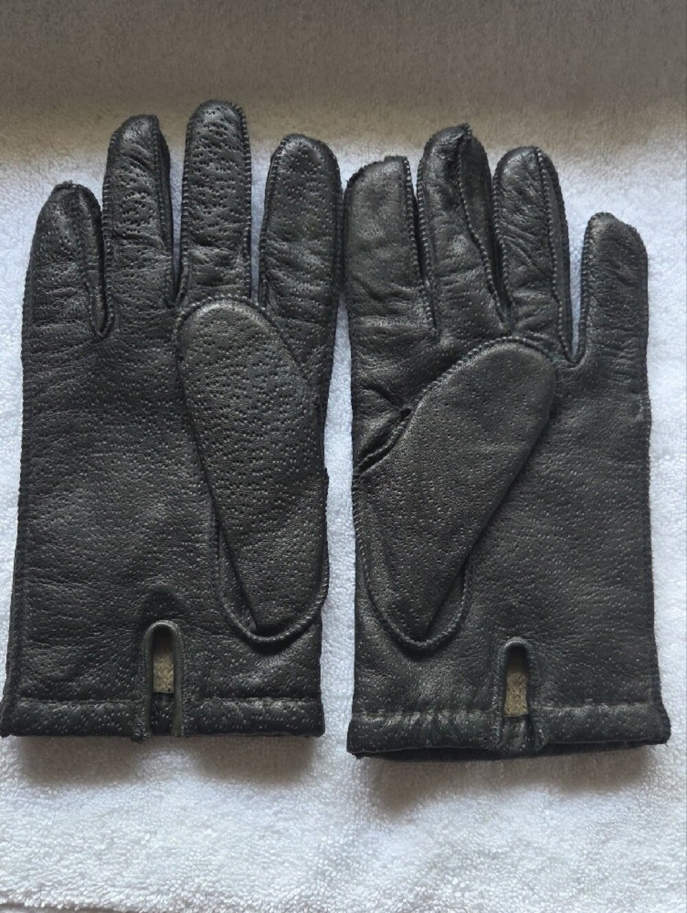 isotoner ...women or  Mens  Black Leather Gloves...unworn ..no Tags. - Picture 2 of 15